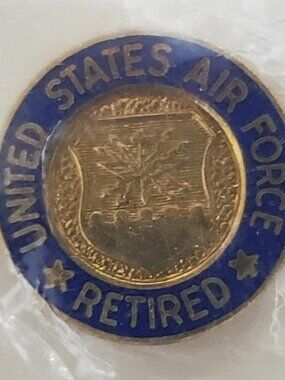 VINTAGE US AIR FORCE RETIRED SCREWBACK LABEL PIN 6/80